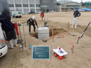 尾道中学校・高等学校　グラウンド　改修　スポーツ　施設　ブルペン　ピッチャープレート　ラグビーゴール　鉄棒　グラウンド資材　土　真砂土　黒土混合土